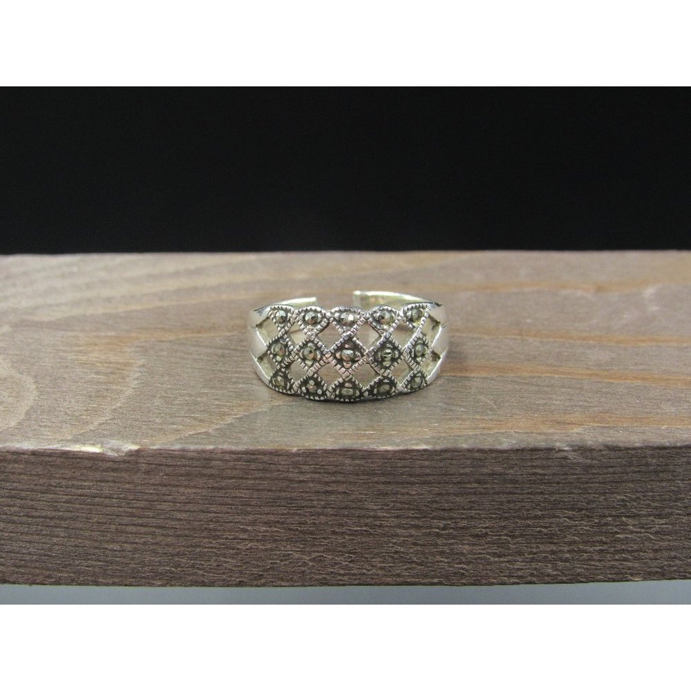 Size 8 Sterling Silver Marcasite Stone Cut Band Ring